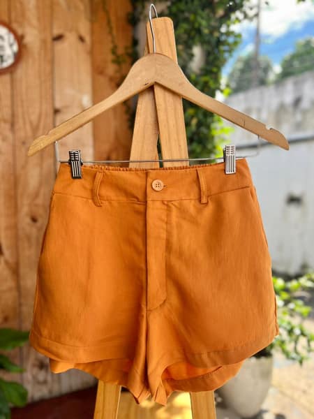 Short Caramelo Botão de Madeira